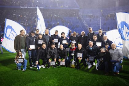 Los jugadores de Vélez campeones de la Copa Libertadores 94, con Carlos Bianchi, en el homenaje que el Fortín les hizo al plantel este sábado, en el entretiempo de la goleada ante Independiente Rivadavia