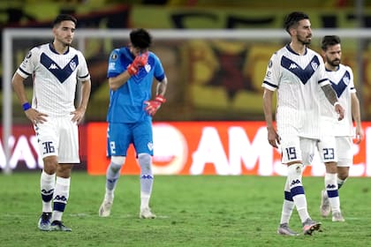 Los jugadores de Vélez reaccionan después de perder contra el Barcelona de Ecuador en octavos de final de la Copa Libertadores.