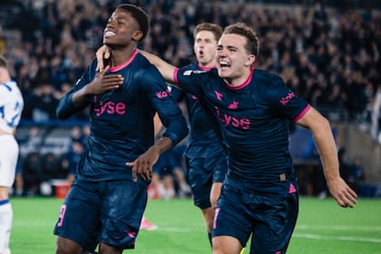 Los jugadores de Viking celebran uno de los goles ante Dinamo Zagreb; los noruegos jugarán la etapa principal de la Champions por primera vez en su historia