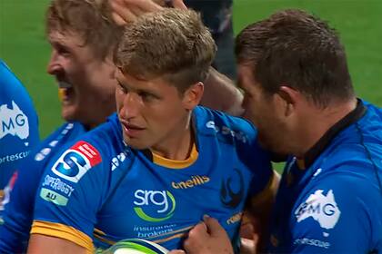 Los jugadores de Western Force consuelan al argentino Domingo Miotti, quien falló la patada final que le hubiera dado el triunfo al equipo australiano frente a Chiefs.