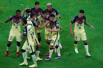 Los jugadores del América de México festejan un gol ante el Union de Filadelfia, en un partido de la Liga de Campeones de la CONCACAF, el jueves 12 de agosto de 2021, en el Estadio Azteca (AP Foto/Eduardo Verdugo)