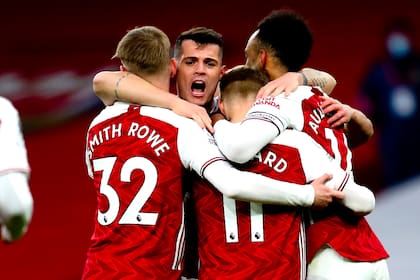 Los jugadores del Arsenal celebran después de que Pierre-Emerick Aubameyang anotó el primer gol de su equipo durante el partido de fútbol de la Premier League inglesa entre Arsenal y Leeds United en el estadio Emirates en Londres, Inglaterra, el domingo 14 de febrero de 2021