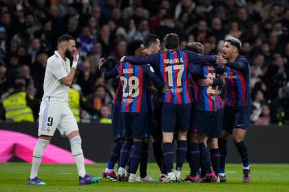 Los jugadores del Barcelona festejan un autogol del Real Madrid en la ida de las semifinales de la Copa del Rey, el jueves 2 de marzo de 2023 (AP Foto/Bernat Armangue)