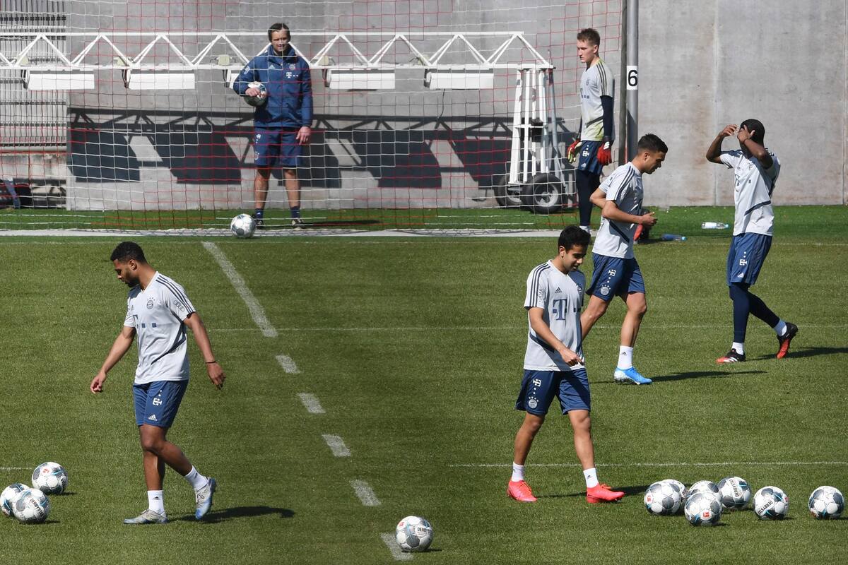 Los jugadores del Bayern Munich asisten a una sesión de entrenamiento del equipo alemán de la primera división de la Bundesliga FC Bayern Munich, en el campo de entrenamiento del equipo en Munich, sur de Alemania, el 6 de abril de 2020. - Los jugadores del Bayern Munich reanudan las sesiones de entr