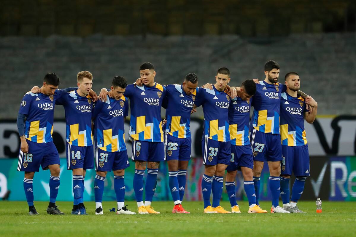 Los jugadores del Boca Juniors de Argentina reaccionan después de que Calebe del Atlético Mineiro de Brasil anotara en la tanda de penales durante un partido de vuelta de los octavos de final de la Copa Libertadores.