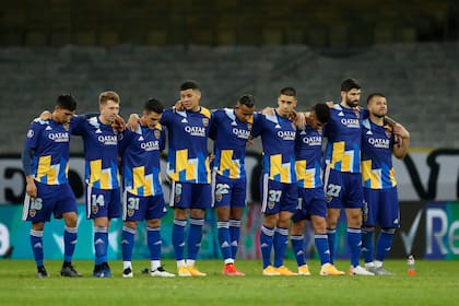 Los jugadores del Boca Juniors de Argentina reaccionan después de que Calebe del Atlético Mineiro de Brasil anotara en la tanda de penales durante un partido de vuelta de los octavos de final de la Copa Libertadores.