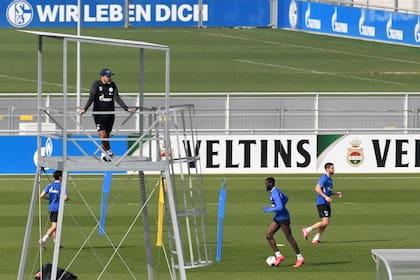 Los jugadores del club de fútbol de la Bundesliga alemana FC Schalke 04 participan en una sesión de entrenamiento en el campo Gelsenkirchen el 7 de abril de 2020.