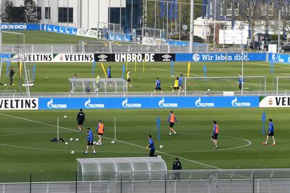 Los jugadores de Shalke 04 entrenando con distanciamiento social