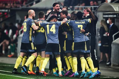 Los jugadores del Feyenoord celebran después de anotar el 0-1 durante el partido de vuelta de los cuartos de final de la UEFA Conference League vs. Slavia Praga (Foto de Michal Cizek / AFP)