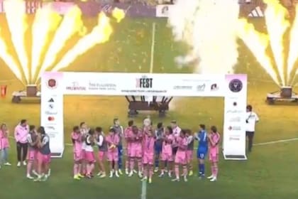 Los jugadores del Inter celebraban la obtención de un trofeo... hasta que explotaron los cohetes