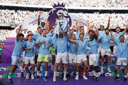 Los jugadores del Manchester City alzan el trofeo de campeones de la Premier League