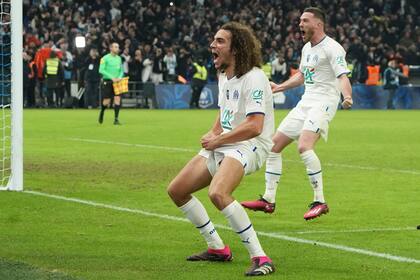 Los jugadores del Marsella festejan la victoria sobre París Saint-Germain en la Copa de Francia, el miércoles 8 de febrero de 2023 (AP Foto/Laurent Cipriani)