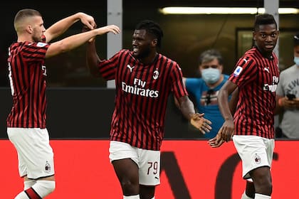 Los jugadores del Milan festejando ante Juventus