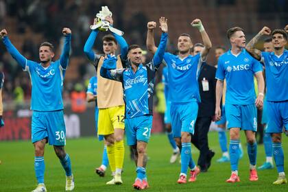 Los jugadores del Napoli festejan su triunfo sobre el Milan en la Serie A italiana, el martes 29 de octubre de 2024 en la Serie A italiana (AP Fto/Luca Bruno)