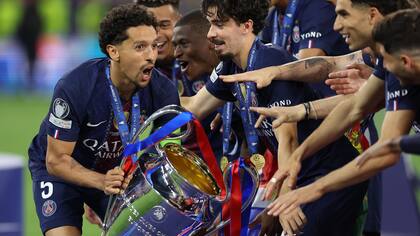 Los jugadores del PSG celebran con el trofeo tras el partido de la final de la Champions League; buscarán el triplete esta temporada