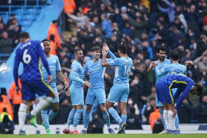 Los jugadores del puntero Manchester City festejan su triunfo por 1-0 sobre el escolta Chelsea en partido por la Liga Premier inglesa en el estadio Etihad en Manchester, Inglaterra, sábado 15 de enero de 2021. (AP Foto/Dave Thompson)