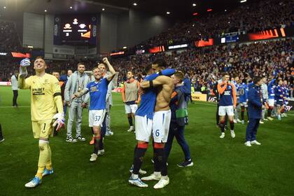 Los jugadores del Rangers celebran en el Ibrox Stadium, de Glasgow, el triunfo ante el Red Bull Leipzig y la clasificación a la final