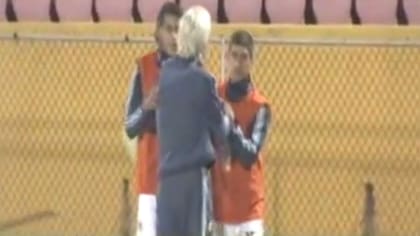 Los jugadores del seleccionado juvenil frenan a Salorio