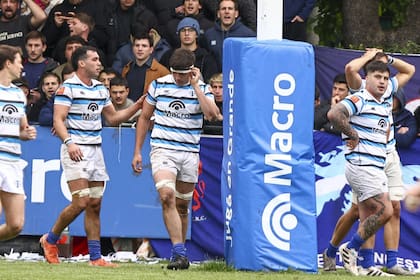 Los jugadores del SIC se lamentan luego de vencer a Buenos Aires, al enterarse del triunfo de Hindú, que los deja fuera de las semifinales del Top 14 de la URBA