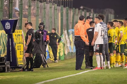 Los jugadores, en este caso de Defensa y Justicia y de Riestra, expectantes de los dictámenes de un monitor
