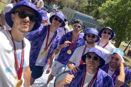 Los jugadores festejaron con los hinchas el triunfo en el Mundial de Qatar