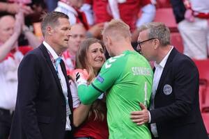 Los jugadores intentaban también calmar a la pareja de Eriksen: Sabrina Kvist