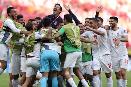 Los jugadores iraníes y una montonera para celebrar el gol de Roozbeh Cheshmi, el primero en el 2-0 ante Gales, por la segunda fecha del grupo B de Qatar 2022