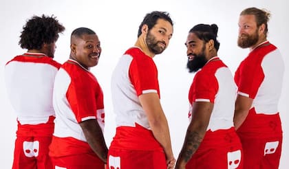 Los jugadores llevan el logo de Grindr en el frente y detrás