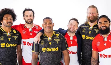 Los jugadores lucen la camiseta con el nuevo sponsor