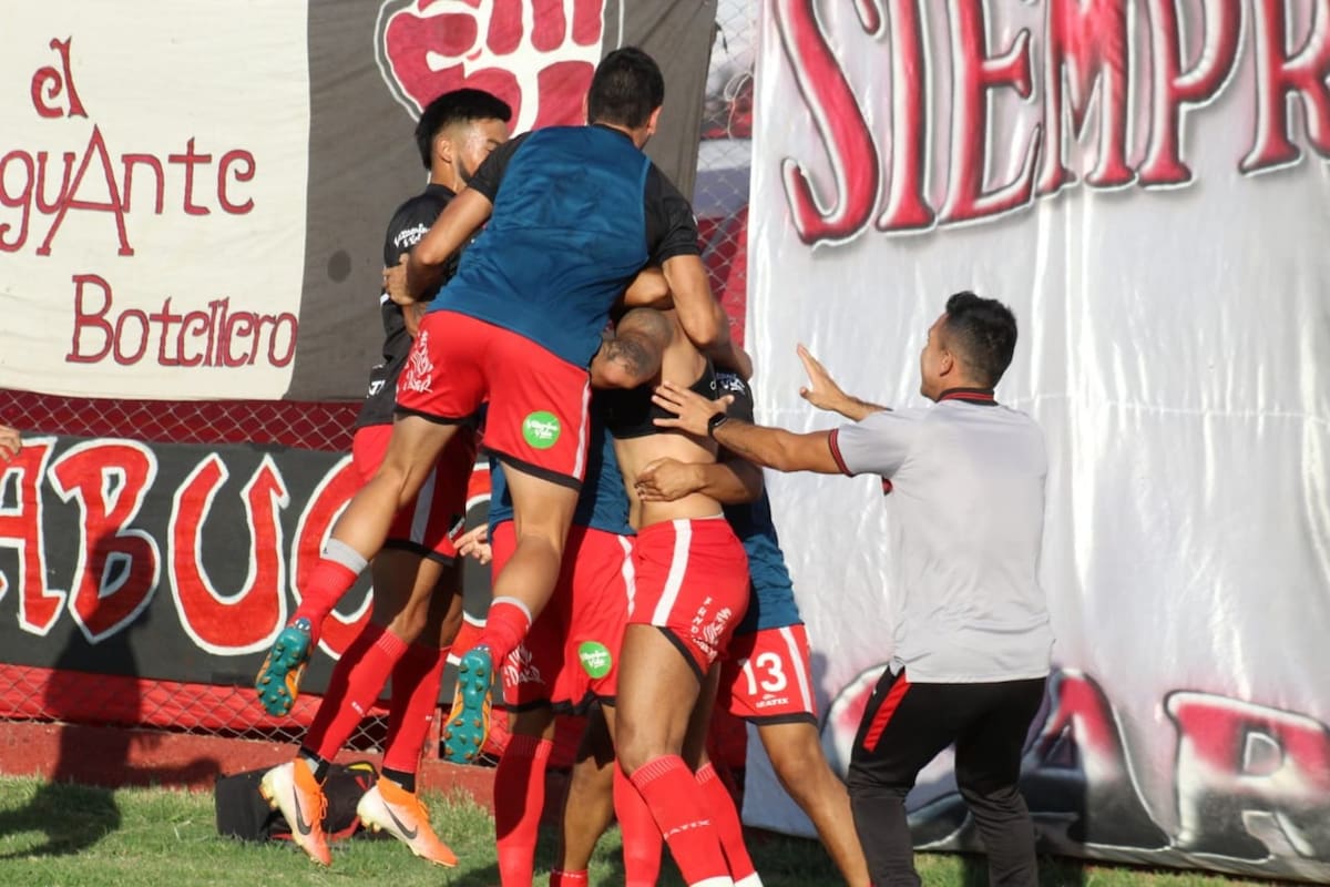 Los jugadores mendocinos festejan el triunfo que se vio envuelto por un escandaloso arbitraje