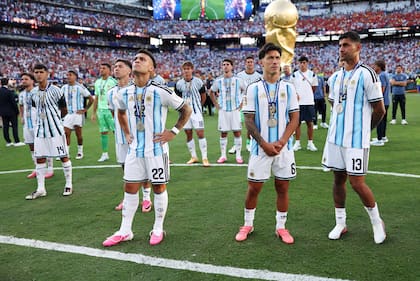 Los jugadores mostraron su respeto a la hinchada con sus medallas del segundo puesto