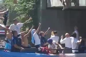 Los jugadores pidiéndole al hincha que no se arroje al micro