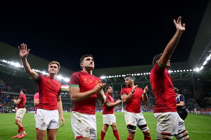Los jugadores portugueses saludan al público tras su gran partido ante Australia, en Saint-Etienne