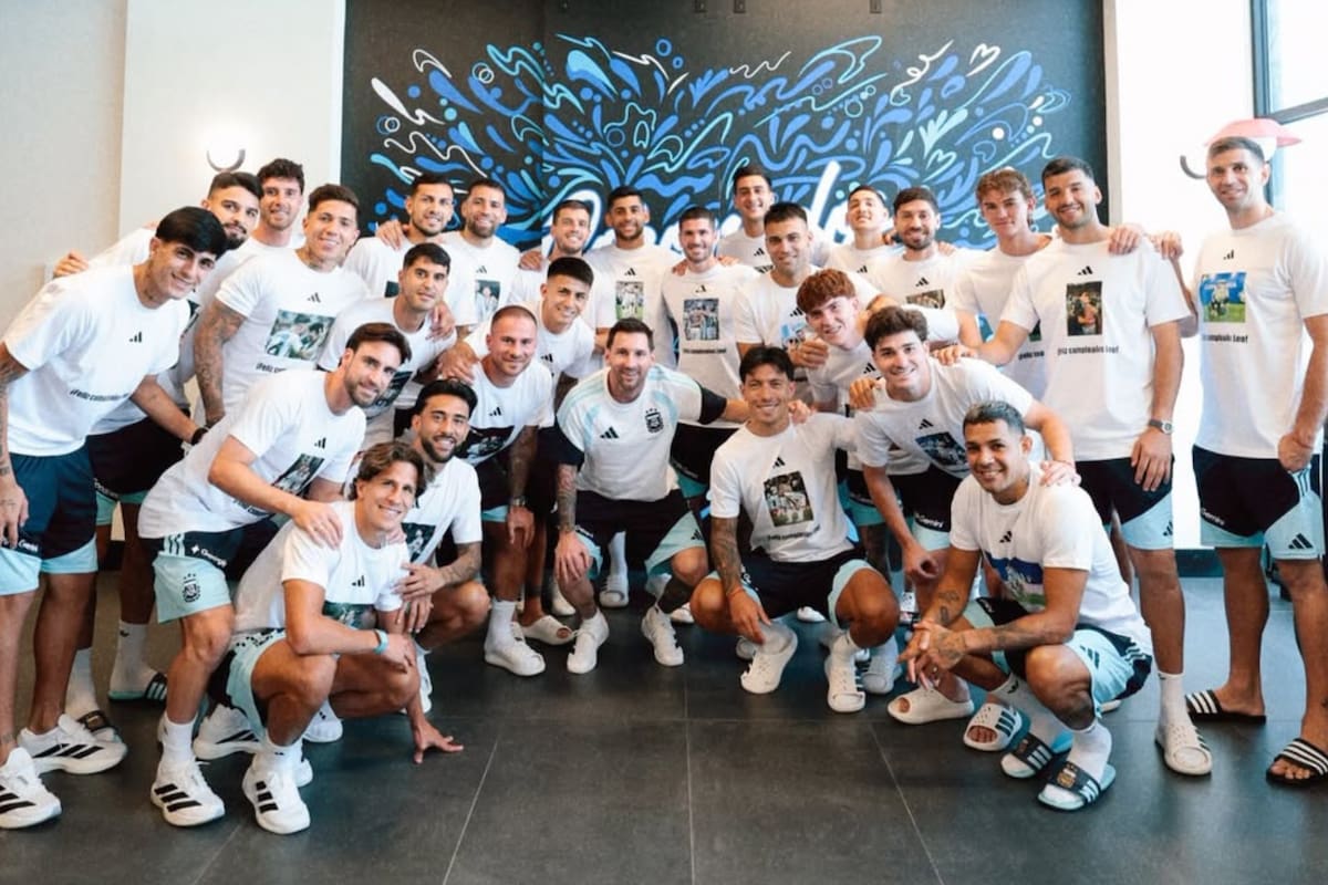 Los jugadores prepararon remeras especiales por el cumpleaños del capitán (Foto: @tagliafico3)