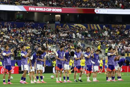 Los jugadores saludan a su público