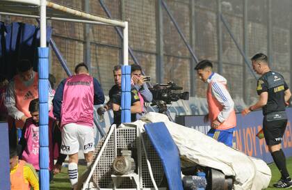 Los jugadores se retiran de la cancha