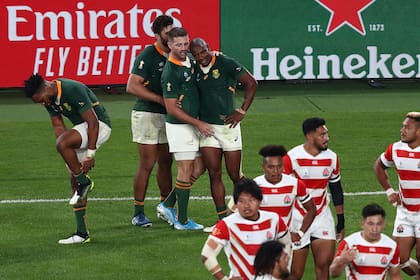 Los jugadores sudafricanos celebran un try, ante la decepción de los locales.