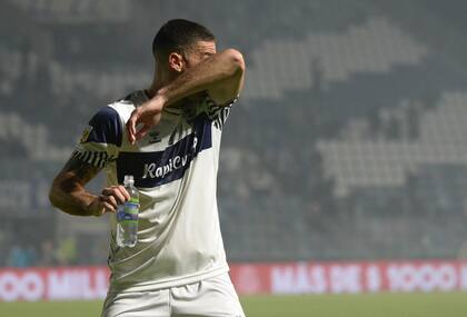 Los jugadores sufrieron hasta salir del terreno
