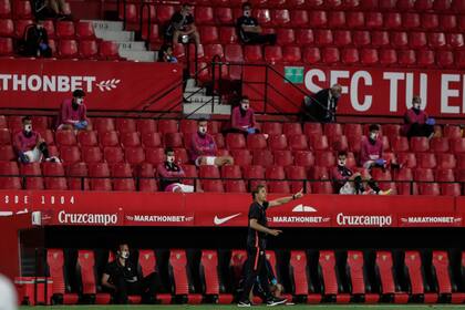 Los jugadores suplentes no utilizaron los bancos y mantuvieron el distanciamiento social recomendado en las plateas del estadio