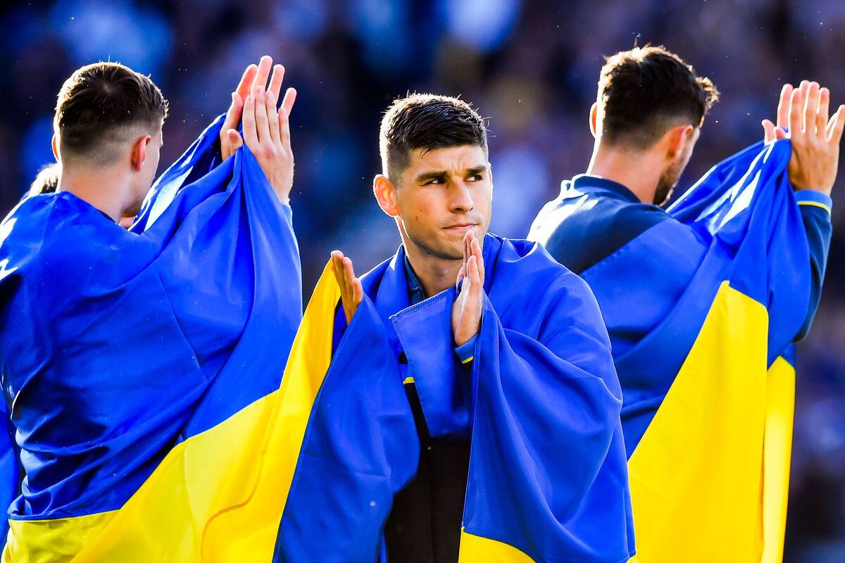 Los jugadores ucranianos, enbanderados antes del partido frente a Escocia