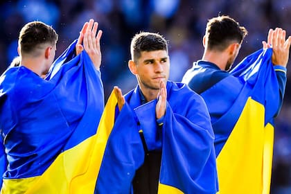 Los jugadores ucranianos, enbanderados antes del partido frente a Escocia