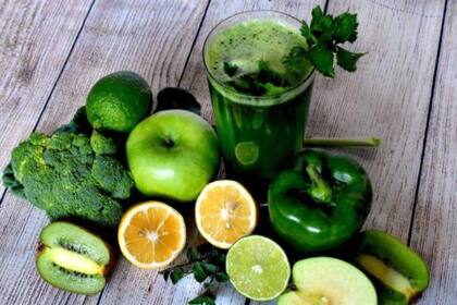 Los jugos naturales de algunas frutas y verduras que refrescan el revestimiento estomacal y ayudan a disminuir la acidez