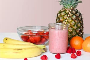 Los jugos naturales, que combinan diversas frutas, son una buena fuente de hidratación y aportan una gran cantidad de nutrientes esenciales
