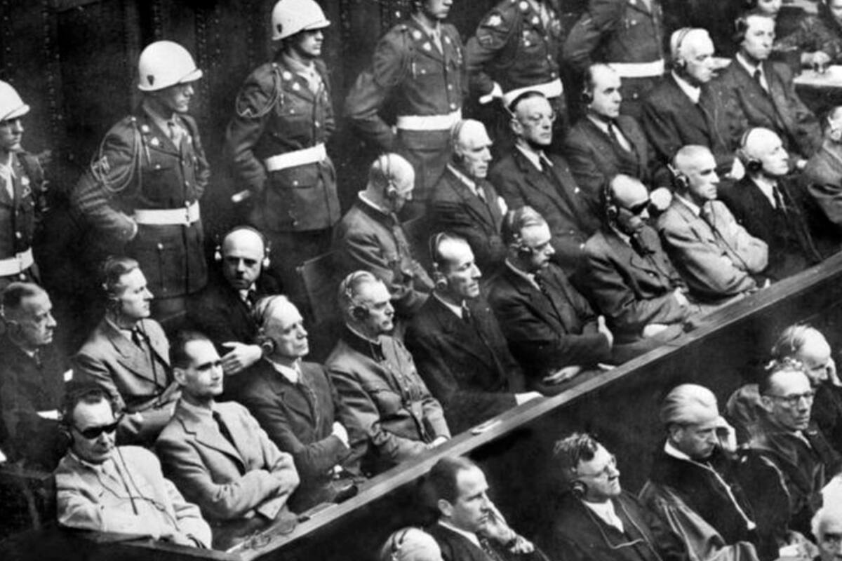Los juicios de Núremberg empezaron el 20 de noviembre de 1945 contra la cúpula nazi. Con lentes oscuros, está Hermann Göring, seguido de Rudolf Hess, los acusados de más alto rango.