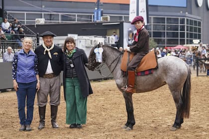 Los jurados Annie Vigil y Mario Gramisu y Eloisa Frederking, felicitan a Carmen Cuneo Vacarezza