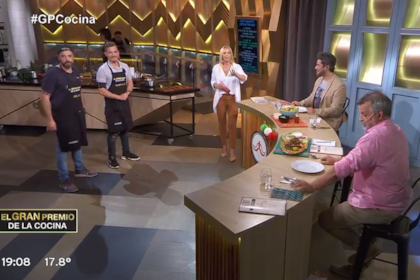 Entre bromas, los jurados, los participantes y la conductora esperaron a que Pizarro volviera del baño para continuar con la devolución