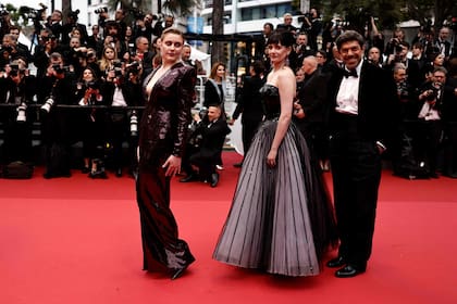 Los jurados se robaron todas las miradas en la previa a la inauguración del Festival. La directora de Barbie, quien tuvo el honor de ser nombrada presidenta del cuerpo de expertos, posa junto a la actriz Eva Green y al actor Pierfrancesco Favino