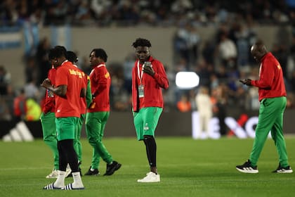 Los juveniles de Burkina Faso hicieron dl reconocimiento al campo de juego, sacaron fotos y recibieron los típicos silbidos para los visitantes, que pronto se transformaron en aplausos.
