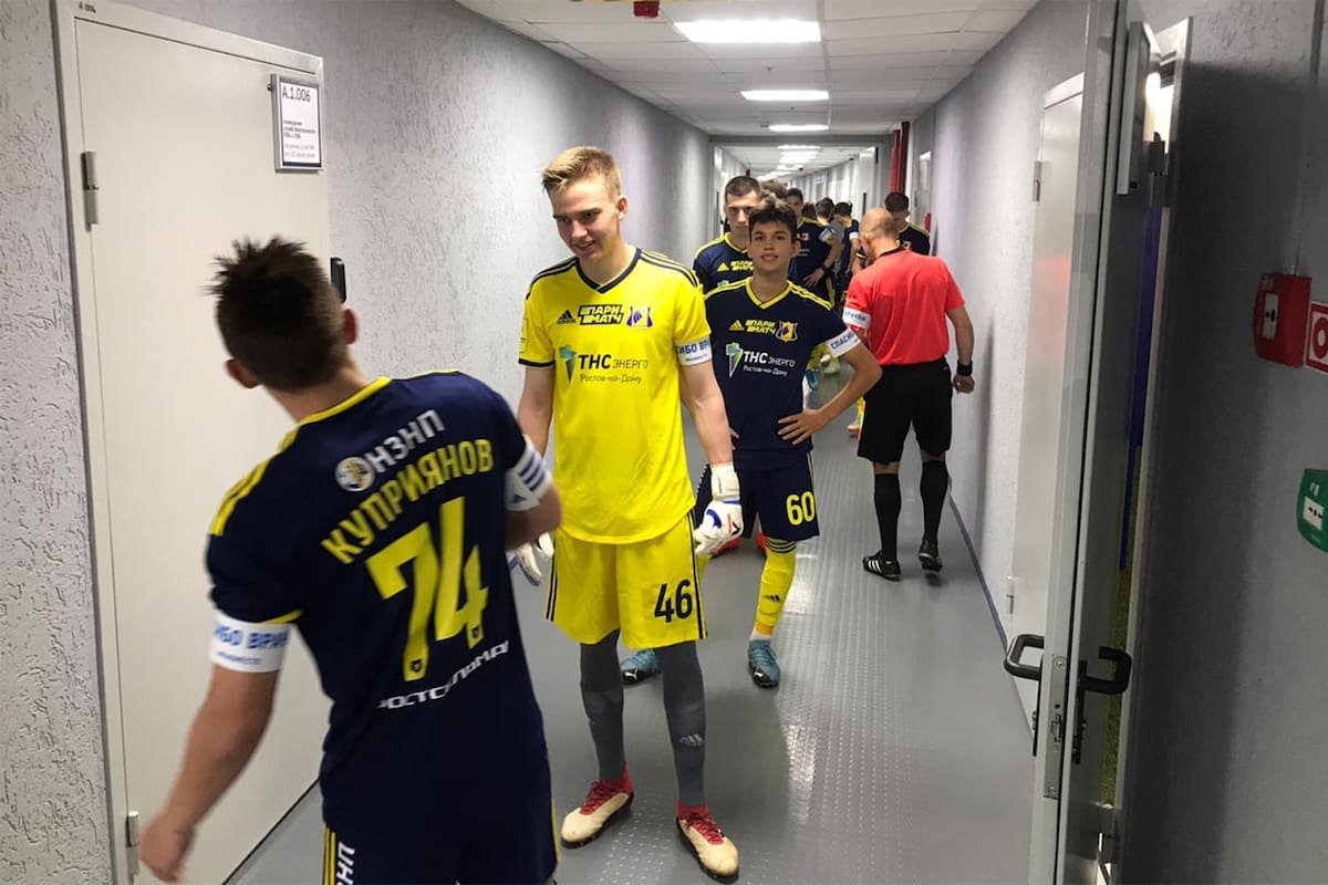 Los juveniles de Rostov se aprestan a salir al campo para jugar con Sochi, que los golearía por 10-1; todo el plantel profesional está en cuarentena, por seis casos de coronavirus.