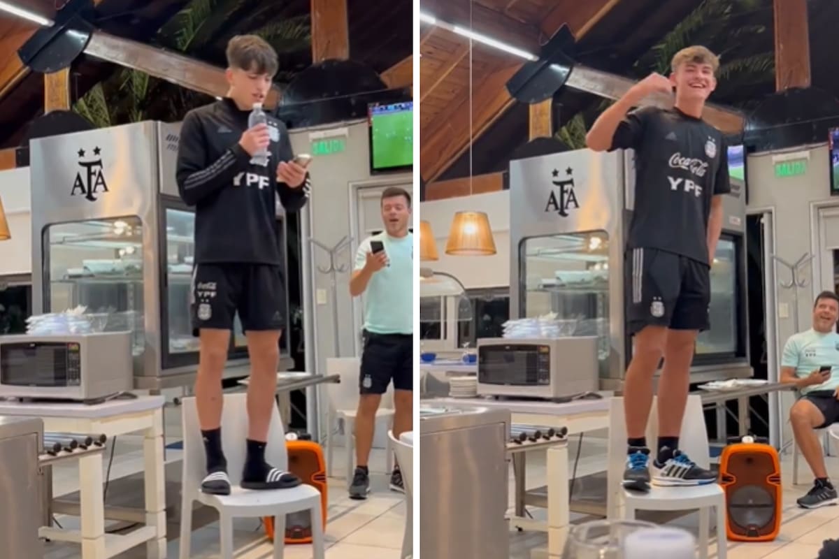 Los juveniles tuvieron que cantar frente al resto del plantel en la AFA